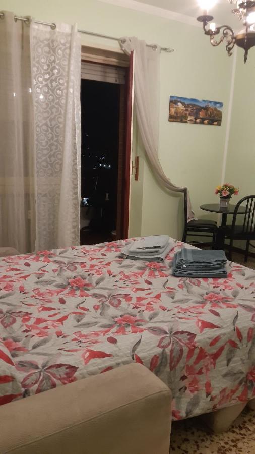 Alloggio in famiglia Arrivore - Ampia Privata Con Balcone , In Panoramico Condiviso Con Host - Bagno In Comune - Private Car Park *